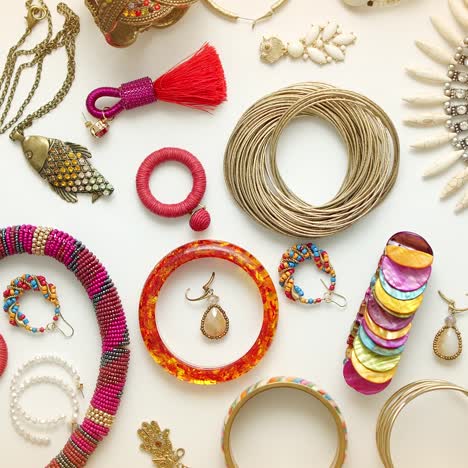 joyería de mujer composición plana collares pendientes anillos y pulseras