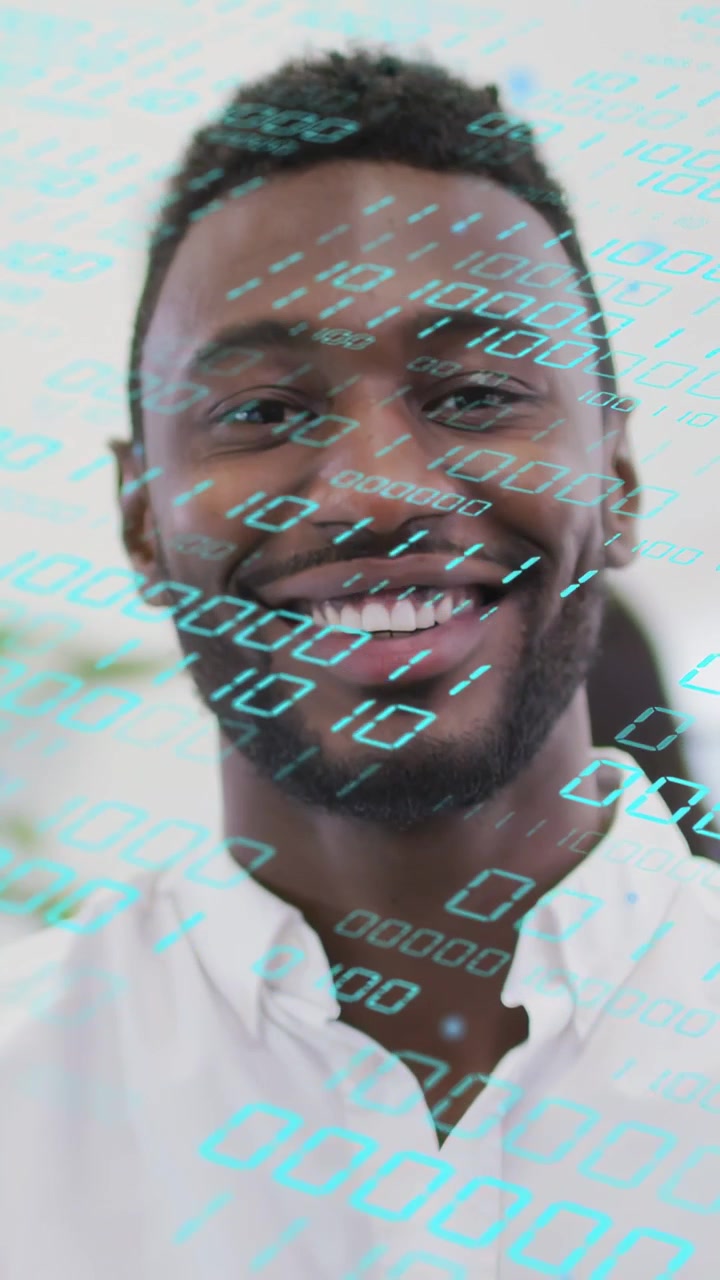 Video verticale: Uomo che si avvicina sorridendo, con un'interfaccia binaria che scorre sul viso per una demo tecnologica.