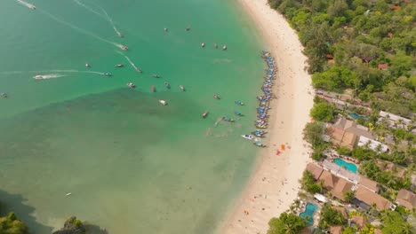 4K-Drohnenaufnahmen-Vom-Railay-Beach-In-Krabi,-Thailand,-Asien,-Longtail-Boote