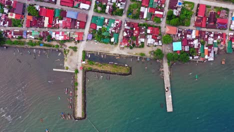 Desde-La-Vista-Superior-Del-Muelle-A-La-Ciudad-De-La-Provincia-De-San-Bernardo-En-El-Sur-De-Leyte,-Filipinas---Drone-Aéreo