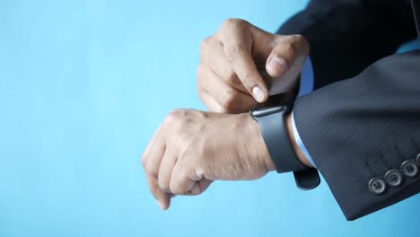 un hombre de negocios comprobando un reloj inteligente.