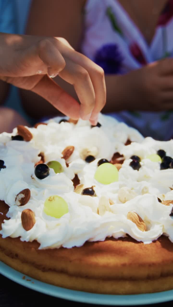 Delizioso dessert cremoso artigianale con guarnizioni: uno sguardo ravvicinato alla torta artigianale e alle sue decorazioni colorate con frutta secca