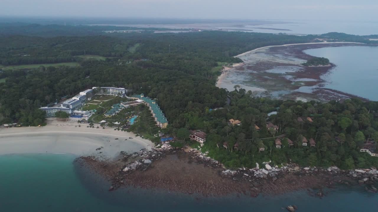 vista aérea de una playa de un complejo tropical