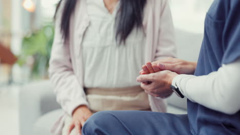 tomándose de la mano, consultando o hablando con una mujer