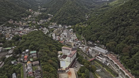 하코네 일본 aerial v4 bird eye view 드론 플라이오버는 하야 강을 따라 울창하고 산악 풍경에 자리 잡은 평온한 온천 리조트 마을을 포착합니다. - mavic 3 pro cine로 촬영 - 2023 년 10 월