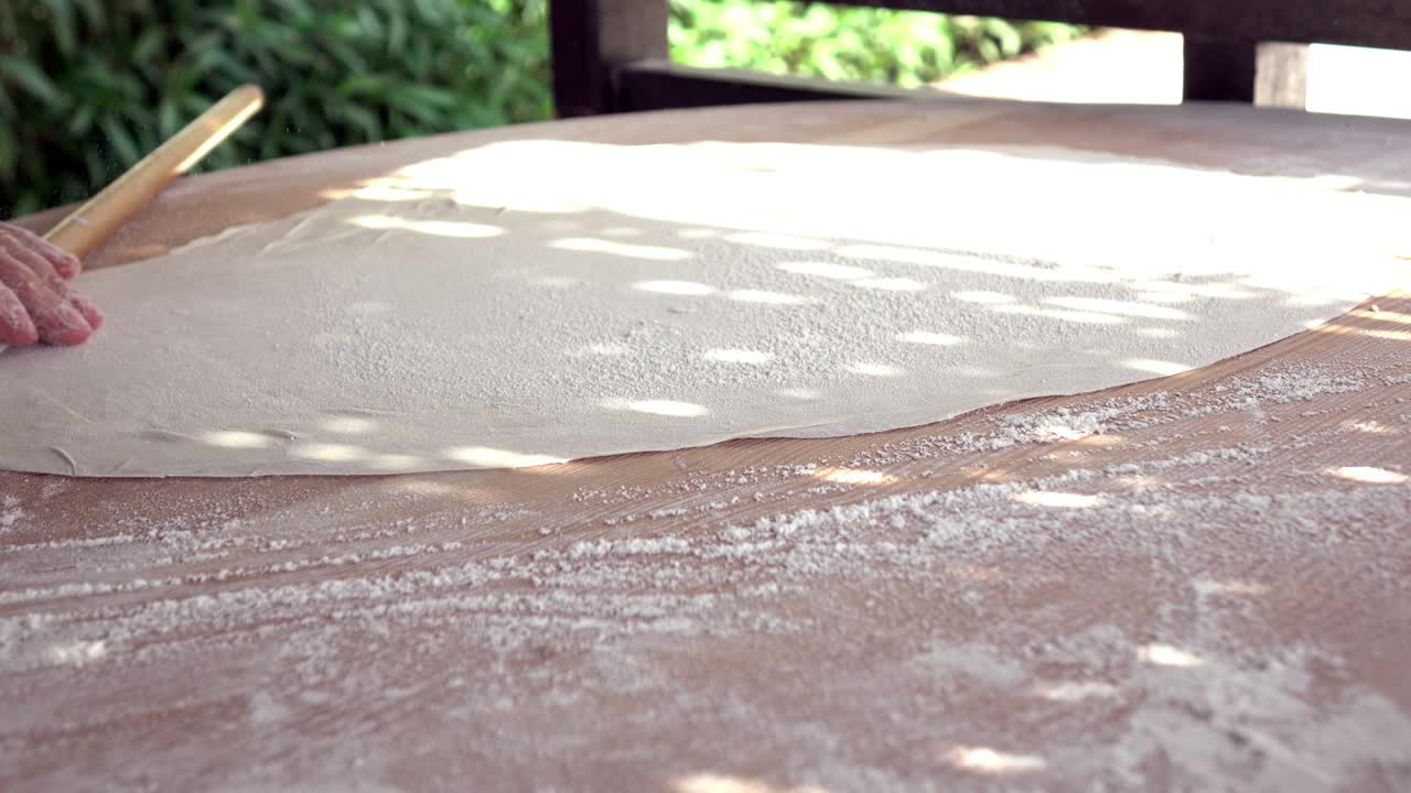 터키 플래트브레드. 가까운 요리사는 채우기와 함께 맛있는 케이크를 준비합니다.