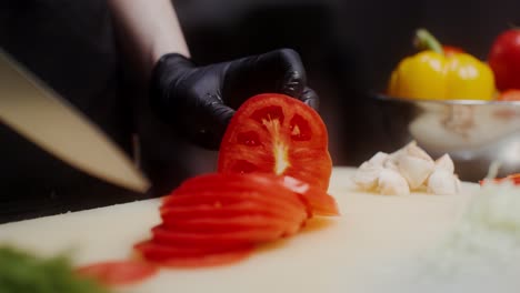 셰프가 토마토를 잘라내고 있습니다.