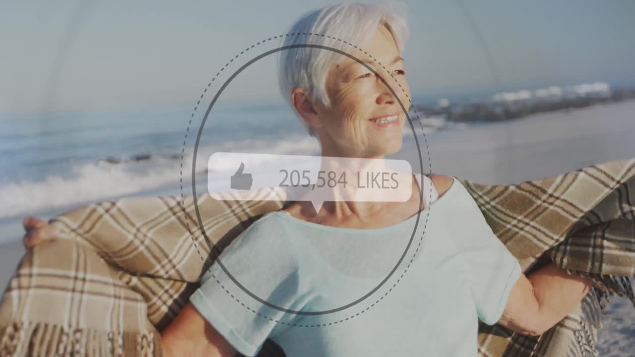 해변에 있는 고령 여성 위에 엄지손가락을 올려놓은 아이콘과 숫자를 가진 연설 거품의 애니메이션