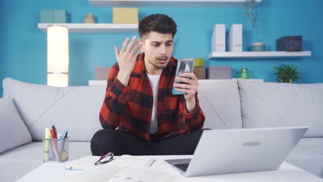 Joven-Fallido-Navegando,-Trabajando-En-Su-Teléfono-Inteligente.