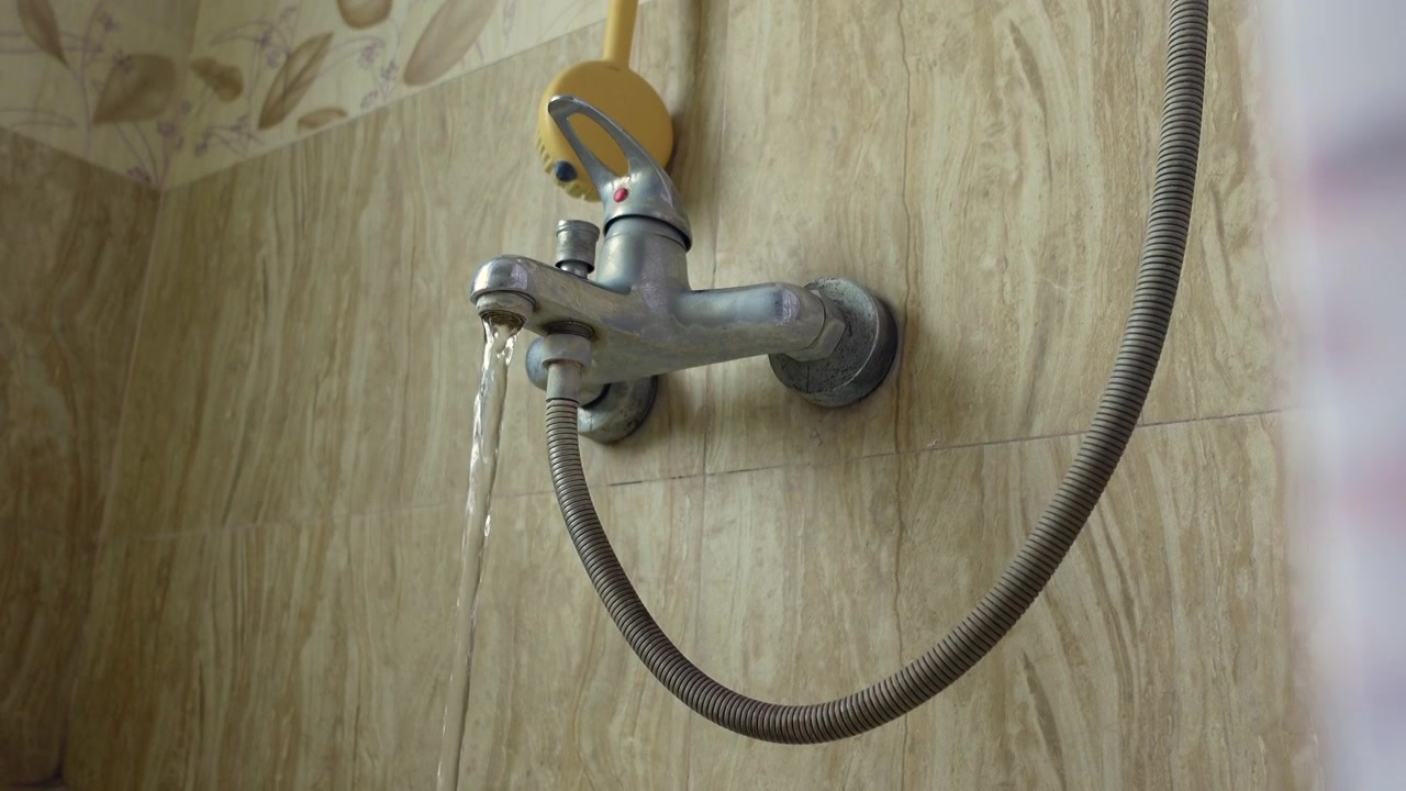 L'acqua scorre da un rubinetto del bagno