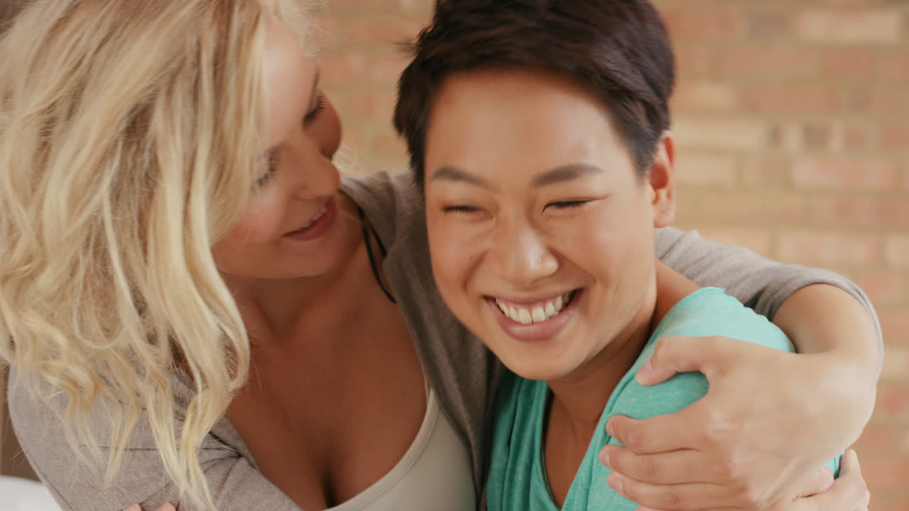 집에서 친구들을 안아서 재미있게 웃고