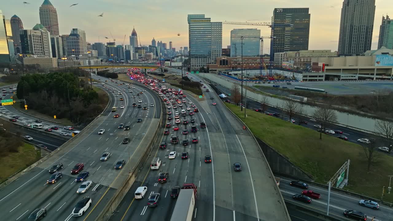 미국 조지아 주 애틀랜타의 버크헤드 시내의 고속도로에서 느린 교통