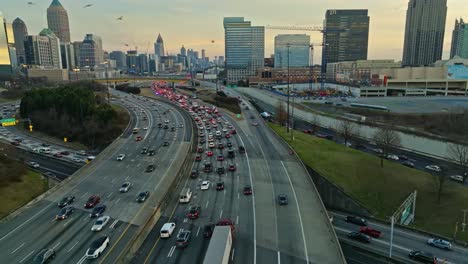 tráfico lento en autopistas elevadas en el centro de buckhead, atlanta, georgia, estados unidos