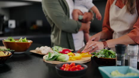 mujer, cuchillo y verduras con las manos en la familia