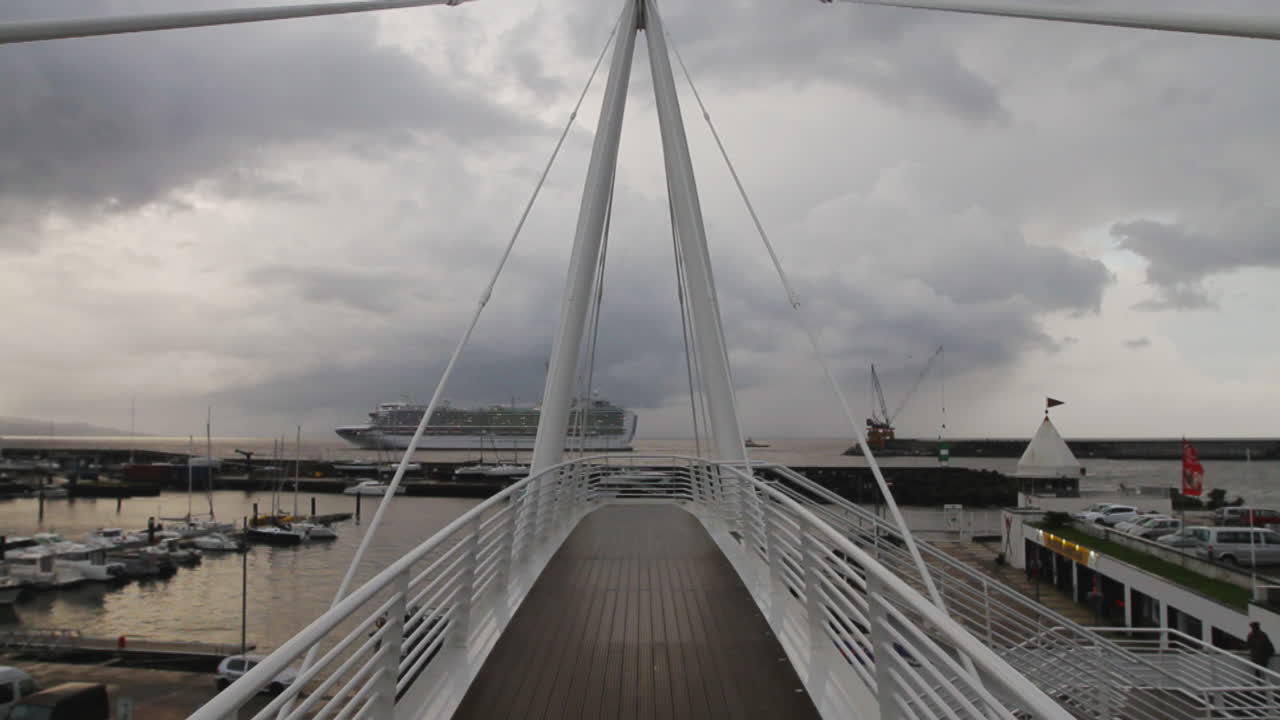 포르투갈 아조레스의 사오 미구엘 섬에 있는 폰타 델가다 항구에 들어가는 거대한 유람선의 타임랩스 샷