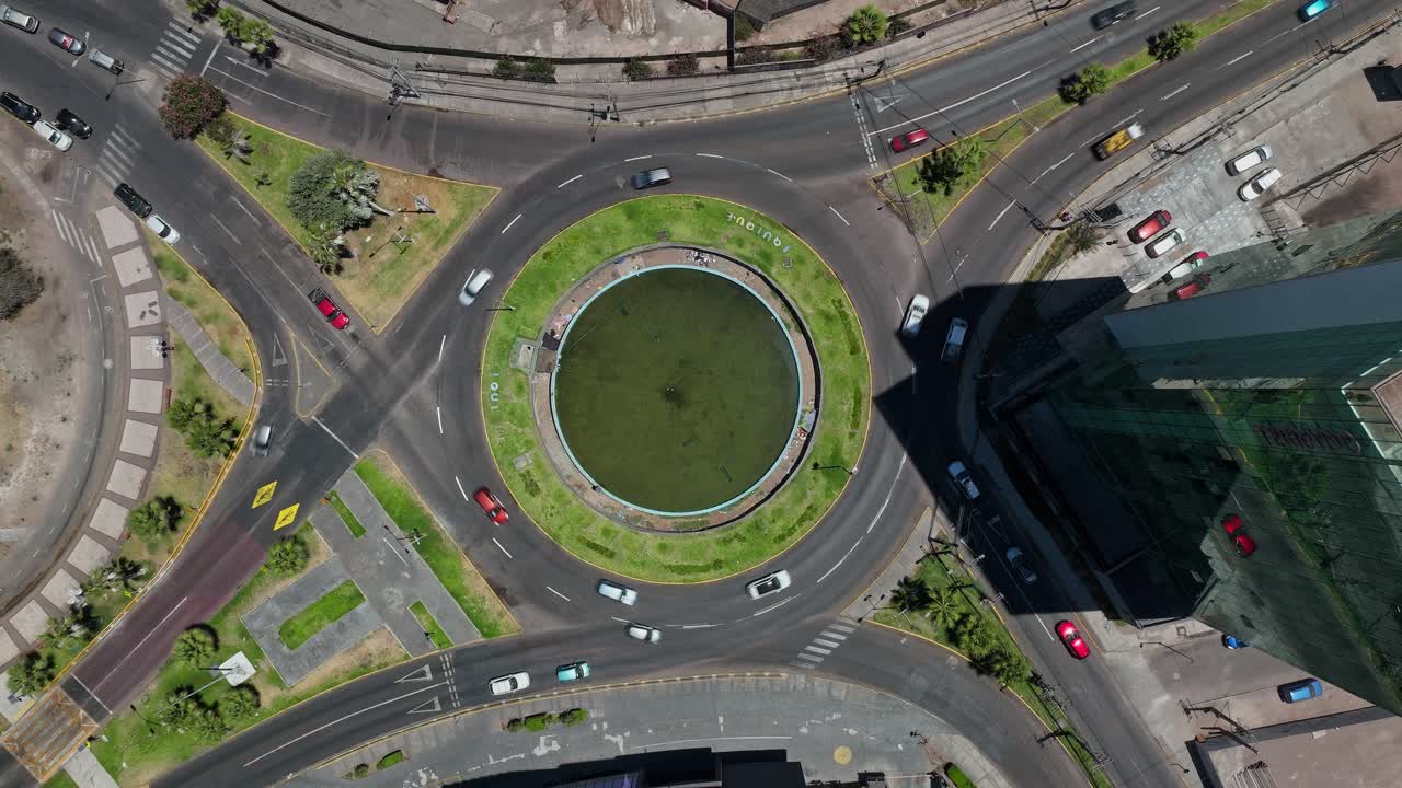 칠레 이키케의 로터리 주변을 이동하는 자동차의 정적 공중 하이퍼랩스 샷