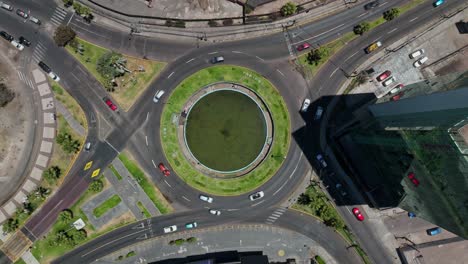 Static-aerial-hyper-lapse-shot-of-cars-traveling-around-a-roundabout-in-Iquique,-Chile