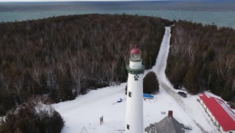 Video-De-Drones-4k-Del-Nuevo-Faro-De-Presque-Isle-En-Presque-Isle-Michigan-Durante-El-Invierno