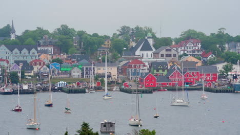 pequeño y colorido pueblo comunitario en nueva escocia, canadá, en un día nublado