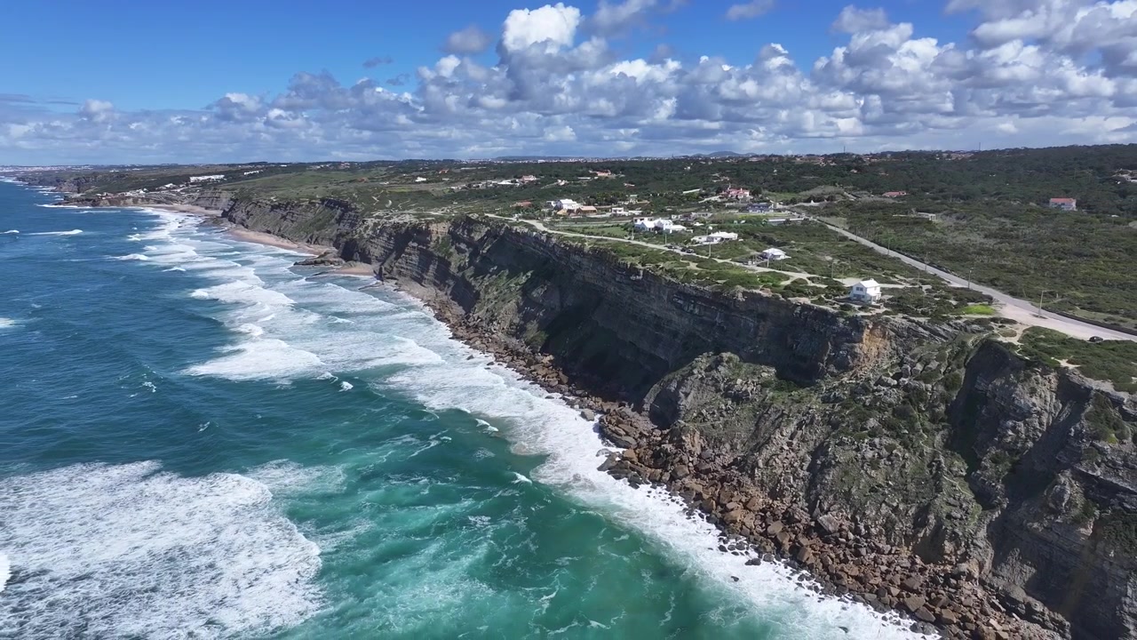 Praia das Azenhas do Mar em Sintra, no Distrito de Lisboa, Portugal. Paisagem de Praia. Ponto Turístico. Cena de Paisagem Costeira. Praia das Azenhas do Mar em Sintra, no Distrito de Lisboa, Portugal.