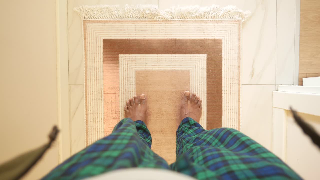 persona de pie descalza en una alfombra