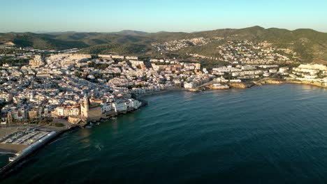 Luftbild-Drohne-Mit-Blick-Auf-Die-Stadt-Sitges-Bei-Sonnenuntergang