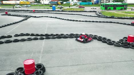 pista de go-kart en el estacionamiento