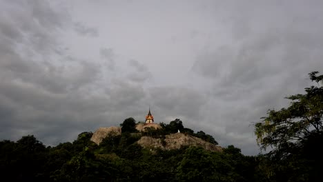 Wat-Phra-Phutthachai-Ist-Ein-Touristenziel-Für-Ausländer-Und-Thailändische-Staatsangehörige,-Die-Nach-Segnungen-Suchen