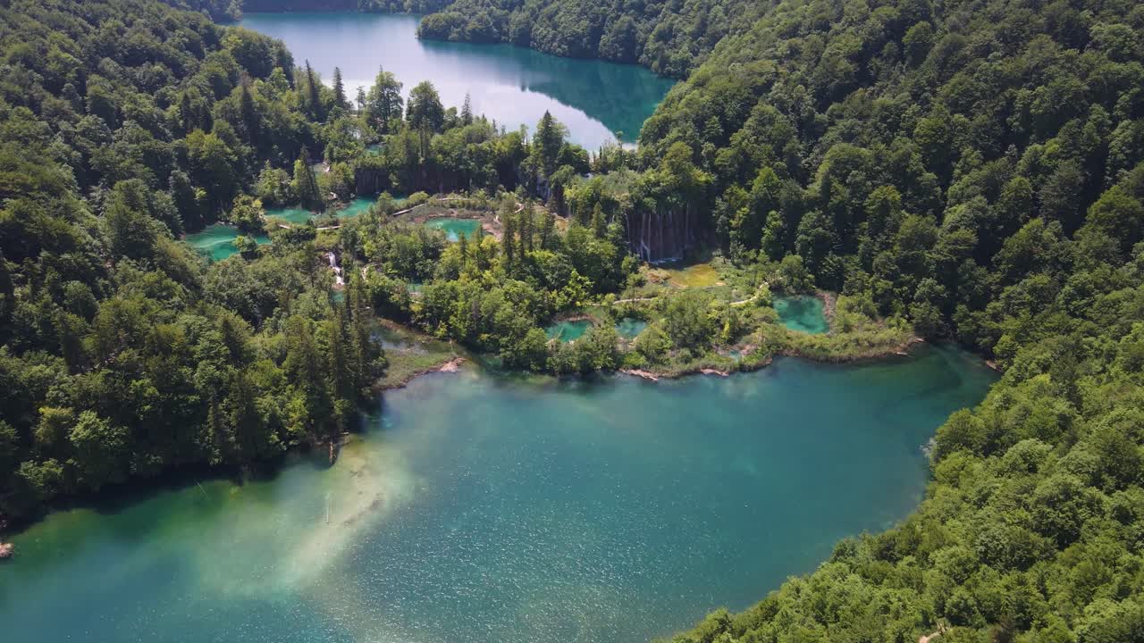 vista superior del parque nacional de los lagos de plitvice con muchas plantas verdes y hermosos lagos y cascadas