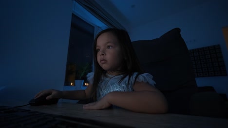 una joven se sienta frente a una computadora, mostrando fuertes emociones. la escena captura su reacción expresiva durante un momento atractivo, ambientada en un ambiente interior acogedor