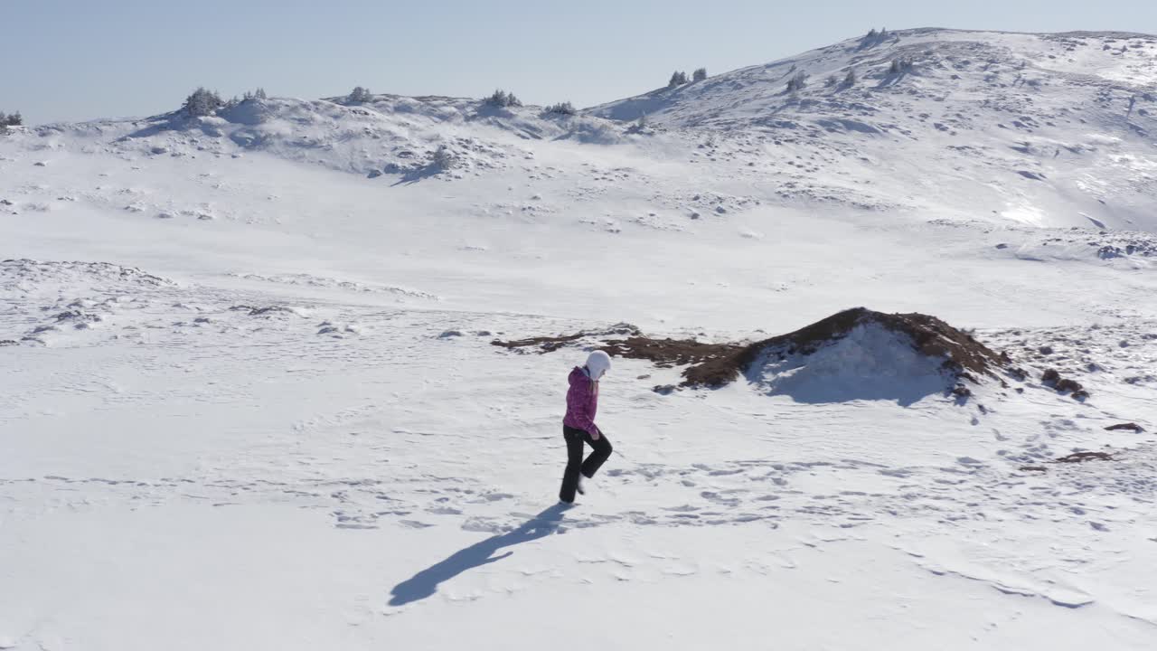 4k - mujer caminando sobre montañas cubiertas de nieve - sola en busca de nuevas aventuras
