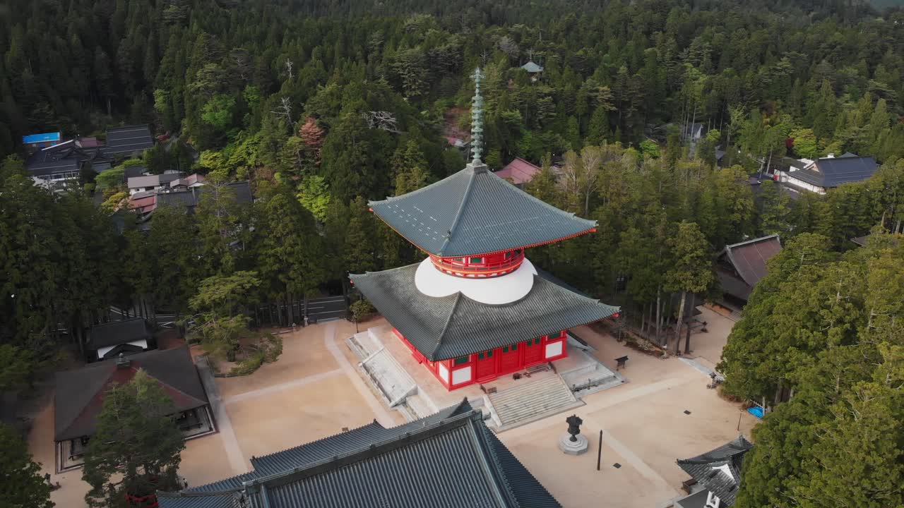 drone panorámico aéreo templo de koyasan budista arquitectura tradicional japonesa volando sobre el entorno natural japonés, destino de viaje estableciendo la toma