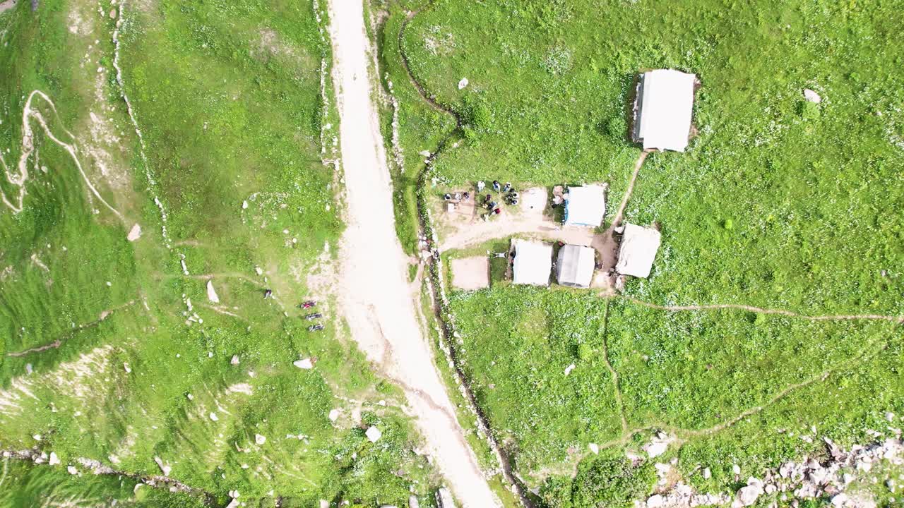 de arriba hacia abajo, vista de un campamento con una aldea de tiendas de campaña y un off-road, valle de shounter, valle de neelum, en las montañas