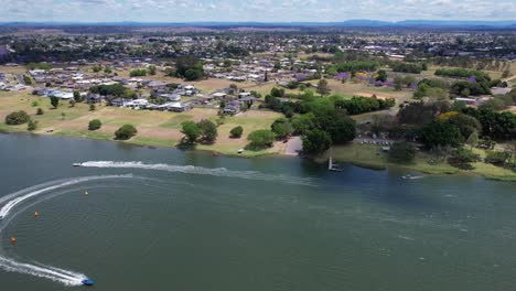 las lanchas a motor que navegan rápido en el río clarence