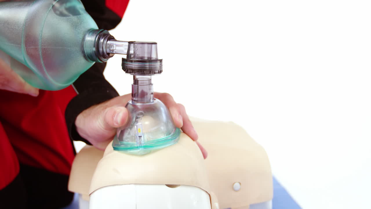 paramédico masculino durante el entrenamiento de reanimación cardiopulmonar