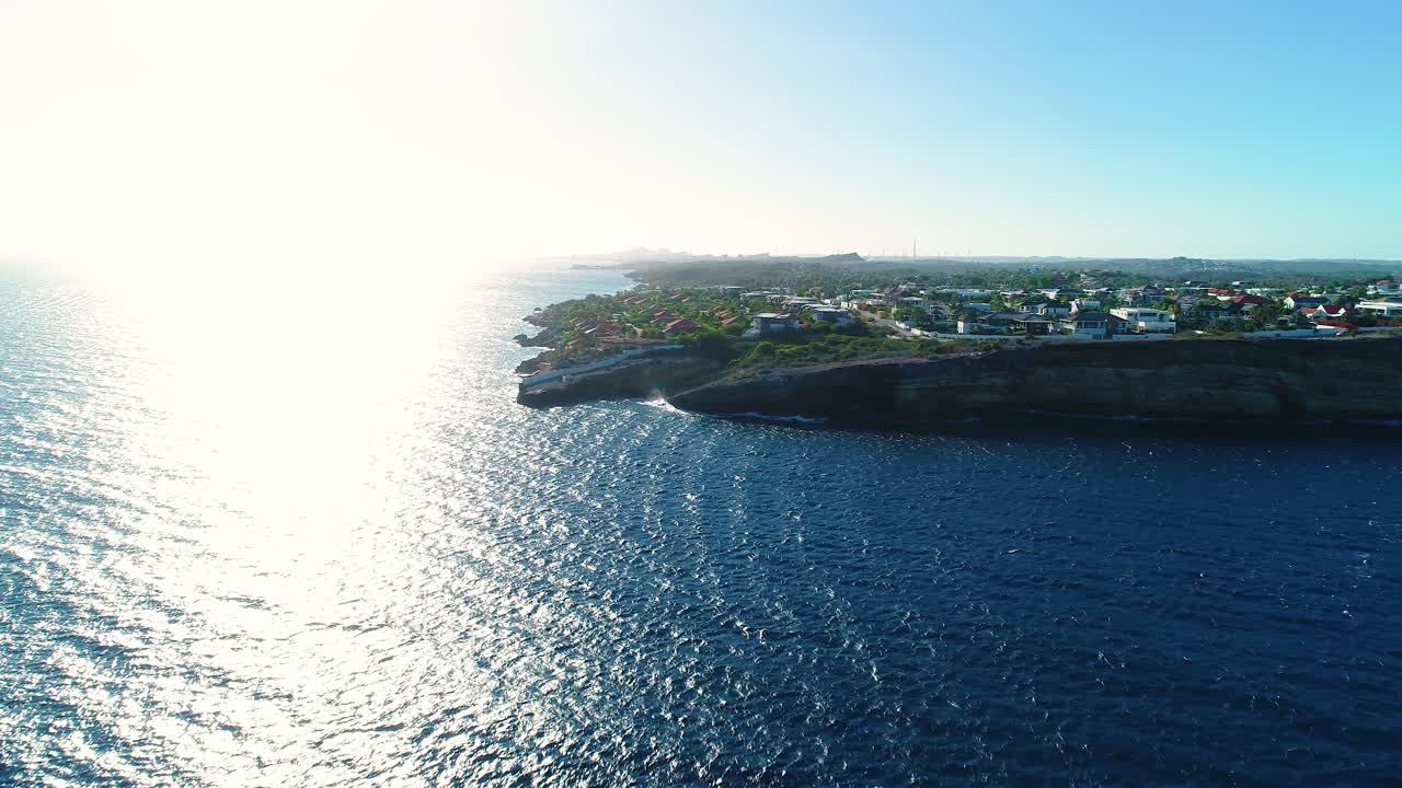 jan thiel boca gentil와 vista royal willemstad의 바위 해안선을 따라 드론 돌리