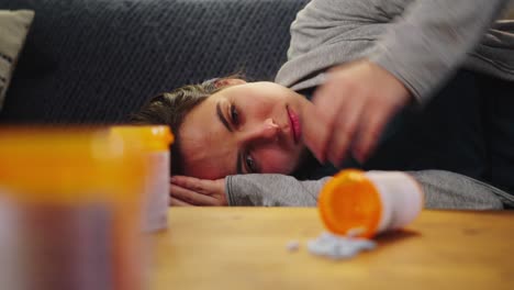 mujer cansada de tomar medicamentos para la ansiedad
