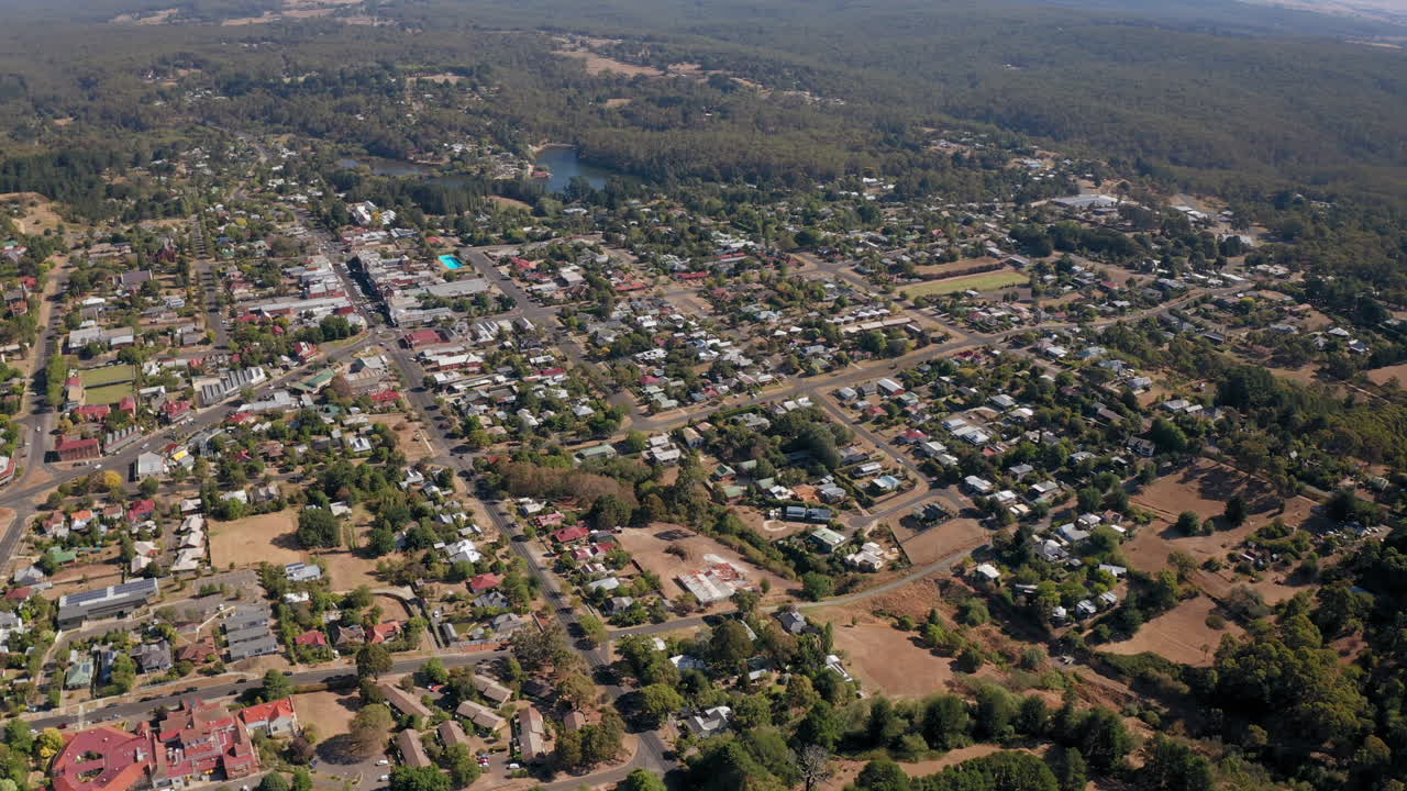 imágenes aéreas de la ciudad rural de australia durante la luz del sol