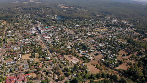 Top-Stadtaufnahmen-Aus-Der-Luft-Einer-Ländlichen-Stadt-In-Australien-Bei-Sonnenlicht