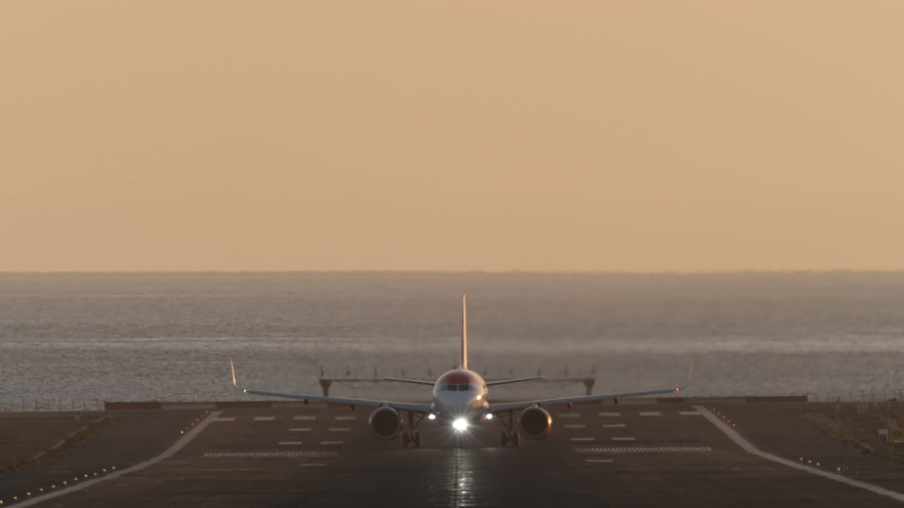avión despegando en el aeropuerto