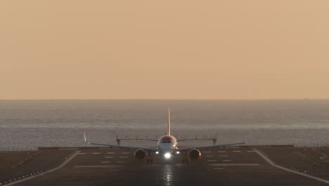 avión despegando en el aeropuerto