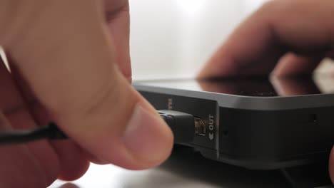 el hombre conecta y desconecta el cable hdmi en el primer plano del monitor externo