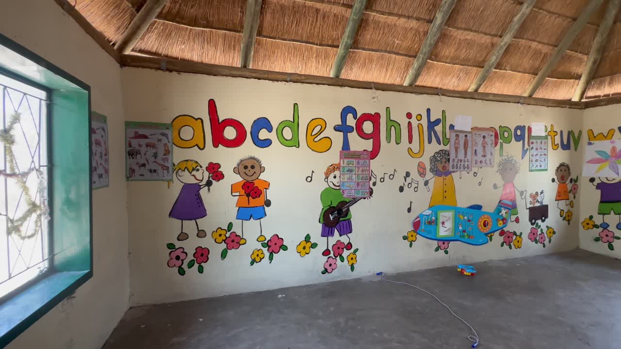 Bidikan interior panning kanan dari Pra-sekolah di desa Khwai, Botswana.