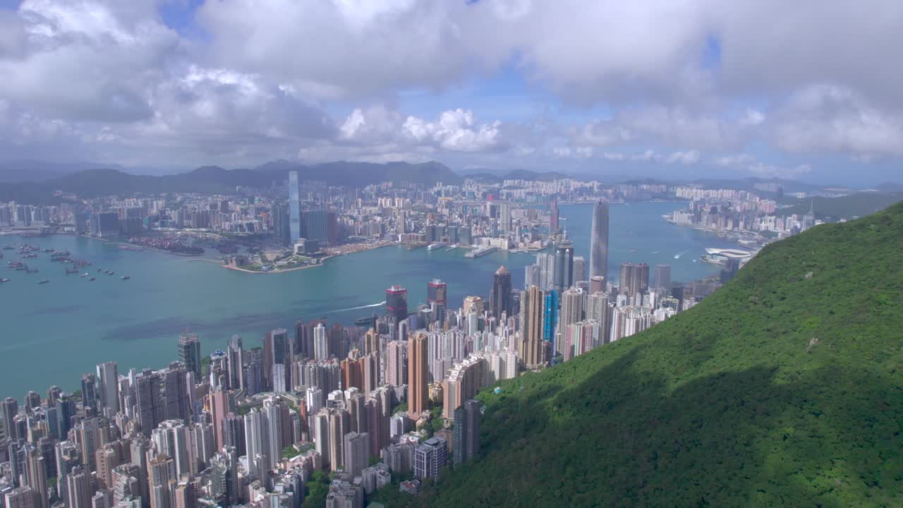 vista aérea épica del puerto de victoria en un día despejado, con nubes gruesas y luz solar