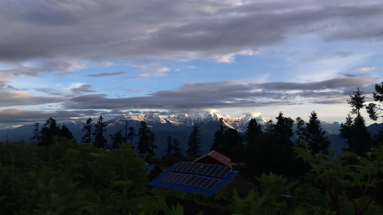 Morgen-timelapse af Mount Dhaulagiri med bevægende skyer