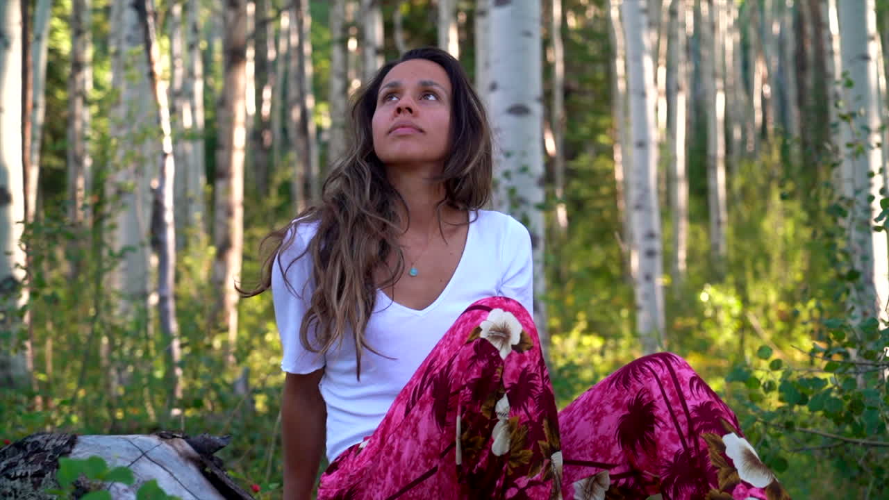 cinematográficas mujeres modelo actriz traje lindo cabello marrón oscuro sentado mirando hacia arriba árboles de aspen denver barco de vapor fresas aguas termales montañas rocosas parque nacional de colorado verano hora de oro cierre