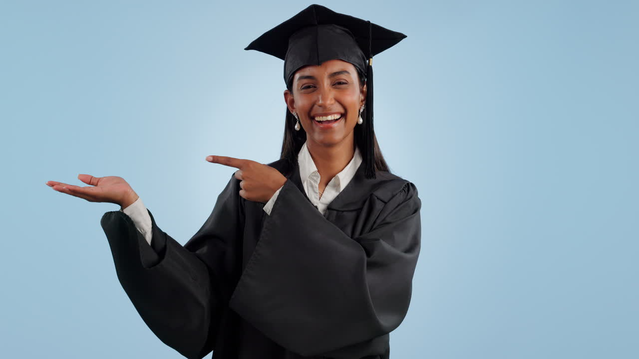 mujer feliz, graduación y señalando a la palma