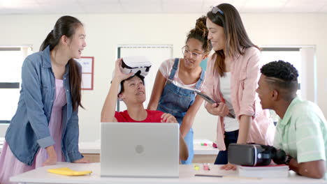 Diversos-Estudiantes-Interactúan-Con-La-Tecnología-Vr-En-Un-Entorno-De-Escuela-Secundaria