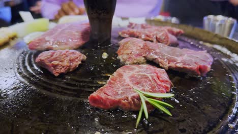 한국 바베큐 그릴에 맛있는 고기 스테이크 요리하기