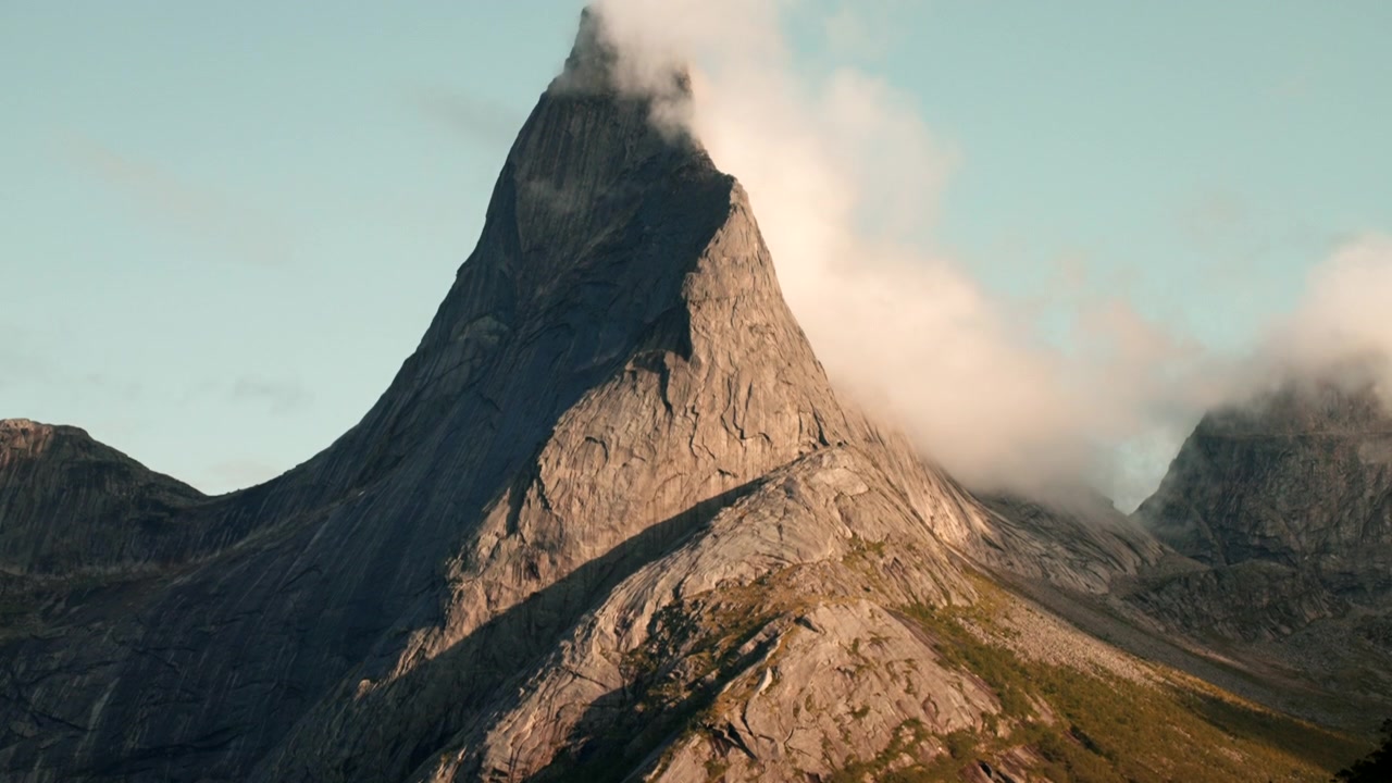 Stetind - Una Montagna Nazionale della Norvegia in Estate. - Ripresa in tilt up.